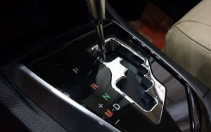 Đỗ xe dừng đèn đỏ nên về số P hay N?