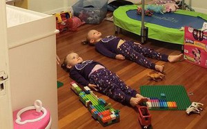 Quá mệt với hai đứa con tăng động quậy phá suốt ngày, người mẹ làm cách này khiến lũ trẻ nằm im, ai cũng nể phục