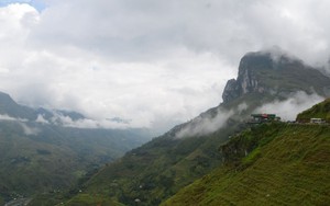 Nhà nghỉ Mã Pí Lèng Panorama phủ sơn xanh, du khách vẫn kéo đến selfie, chụp ảnh cưới