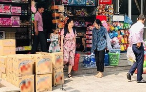 Nước máy bốc mùi ở Hà Nội: Dân sợ độc, đổ xô mua nước bình