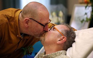 Chuyện tình cảm động của cặp đôi đồng tính già nơi phòng bệnh khiến nhiều người rơi nước mắt