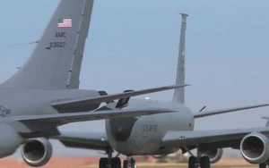 Xem “thùng xăng bay” KC-135 Stratotanker của Mỹ biểu diễn “voi đi bộ”