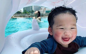 Làm 'trò con bò' sau lưng con trai nhỏ, mẹ trẻ xinh đẹp chiếm trọn spotlight: Ai nói có con rồi là già đâu!