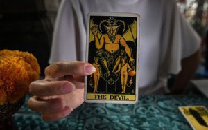 Bị bạn gái dùng bài Tarot 'bắt thóp' chuyện ngoại tình, người đàn ông quay sang hành hung dã man người yêu