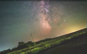Video ghi lại thay đổi của bầu trời đêm do sự quay của Trái Đất