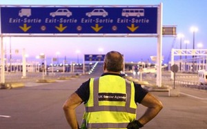 Phát hiện 8 người nhập cư trong xe tải đông lạnh từ Pháp sang Anh