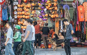 Chùm ảnh: Phố Hàng Mã tràn ngập sắc màu ma quỷ trước ngày lễ Halloween