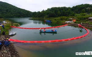 Cận cảnh quá trình xử lý bùn nhiễm dầu thải trên kênh dẫn nước Sông Đà