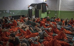 Vén màn phòng giam tăm tối, nơi giam giữ các tù binh IS ở Syria