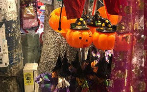 Sôi động thị trường đồ chơi Halloween, phù thủy, siêu nhân nhí xuất hiện