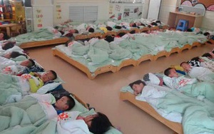 Kiểm tra ảnh ngủ trưa ở trường mẫu giáo, hàng loạt phụ huynh tức tốc đòi đuổi việc cô giáo vì để con trai con gái ngủ chung với nhau