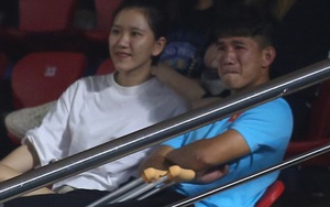 Sao trẻ U19 Việt Nam Nguyễn Kim Nhật bật khóc nức nở khi đồng đội giơ cao chiếc áo số 9 dưới sân
