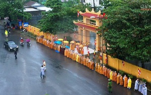 Dân Huế đội mưa tiễn đại lão hòa thượng Thích Trí Quang về nơi an nghỉ cuối cùng