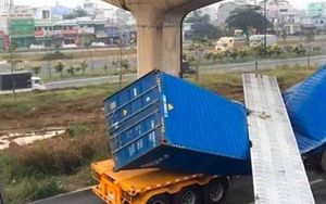 Dầm cầu bộ hành bị xe container kéo sập vì có độ cao thấp hơn thiết kế?