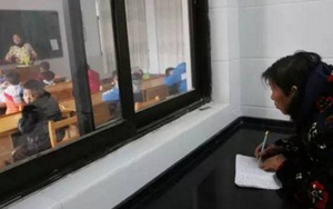 Xúc động trước hình ảnh cụ bà 68 tuổi ngày ngày đứng ngoài cửa lớp học ghi chép bài, hỏi mới biết lý do là vì đứa cháu bị dị tật bẩm sinh