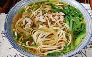 Bữa sáng mùa đông có tô mì thịt heo nóng hổi thì còn gì bằng!