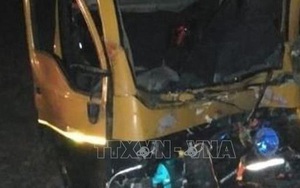 Xe buýt va chạm với xe tải làm ít nhất 31 người thương vong