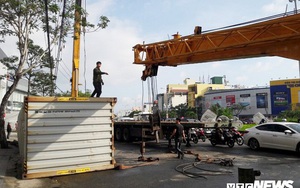 Lật xe container trước cổng trường học, đường tắc gần 4 tiếng đồng hồ