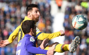 Barcelona và Messi chật vật vượt qua đội cuối bảng nhờ bàn thắng gây tranh cãi