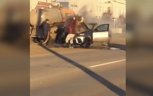 Xe hút bể phốt xuất hiện như người hùng, phun phân dập lửa trên BMW
