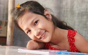 Bố mất vì tai nạn, cô bé "chim cánh cụt" ngây ngô hỏi ngoại: “Giờ mẹ có chồng, có em nữa, sao lại không về thăm con”