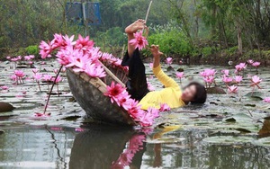 Mặc áo dài chèo thuyền chụp hoa súng và cú ngã lộn nhào như "múa ba lê" của người phụ nữ khiến dân mạng dở khóc dở cười