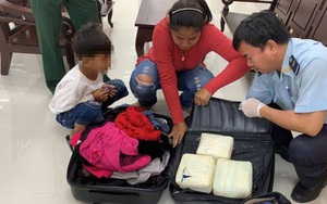 Phát hiện nữ khách Campuchia giấu 5kg ma túy trong va ly quần áo 2 ngăn
