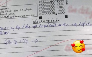 Thấy học trò làm không được bài, cô giáo không nỡ cho điểm kém lại còn để lại lời phê vô cùng ấm áp: "Cố lên em"