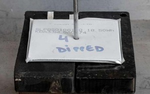 Đã tìm ra giải pháp “đóng băng” pin lithium ion bằng nitơ lỏng, tránh pin phát nổ nếu có va chạm