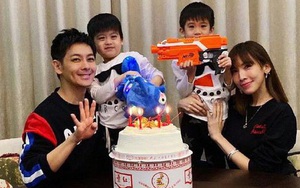 Ngày nào còn bé xíu trong vòng tay bố, 2 nhóc tì sinh đôi nhà Lâm Chí Dĩnh giờ đã lớn nhanh như thổi và siêu đáng yêu