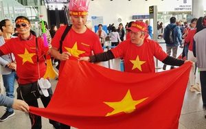 Hàng trăm cổ động viên nhuộm đỏ sân bay Nội Bài cổ vũ đội tuyển U22 Việt Nam