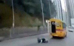 Xe buýt 'đánh rơi' học sinh, suýt gây tai nạn nghiêm trọng