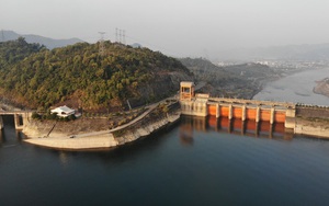 Sông, hồ thủy điện cạn nước: Cảnh báo thiếu điện nghiêm trọng