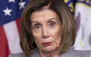 Ông Trump chế giễu bà đầm thép Pelosi rụng răng