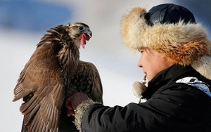 Những chú đại bàng vàng dũng mãnh bên cạnh thợ săn Kazakhstan