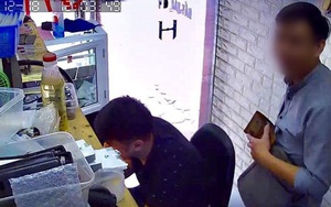 Clip: Năm hết Tết đến, nam thanh niên mang điện thoại đi sửa rồi "cuỗm" luôn chiếc iPhone của chủ quán