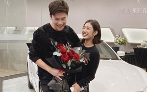 Vợ chồng Trang Lou khoe tậu xe hơi giá 5 tỷ vào kỉ niệm 9 năm bên nhau, cu Xoài cũng có xế hộp riêng không đụng hàng