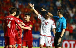 VAR xuất hiện như một người hùng, cứu U23 Việt Nam thoát khỏi quả penalty trông thấy
