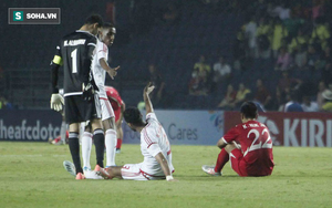 Cầu thủ Triều Tiên đổ gục xuống sân, ôm đầu vật vã sau khi bị loại khỏi VCK U23 châu Á