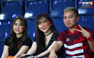 Bạn gái Hoàng Đức tươi như hoa trên khán đài, mẹ Quang Hải - Thành Chung chúc các con giành chiến thắng trận gặp Triều Tiên