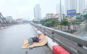 Trưa mùng 1 Tết, người đàn ông trải chiếu ra giữa phố Hà Nội để... nằm