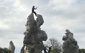 Clip: Nam thanh niên trèo lên đỉnh tảng đá trong chùa để chụp ảnh