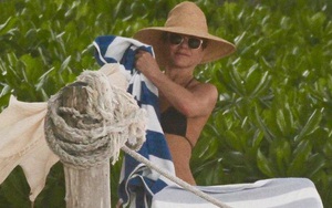 Jennifer Aniston diện bikini khoe body ở tuổi 50