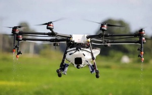 Nông dân Trung Quốc sử dụng drone để phun thuốc sát trùng cho cả ngôi làng