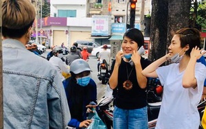 Pha Lê đi phát khẩu trang miễn phí phòng dịch corona, liên tiếp gặp phản ứng bực dọc của người đi đường