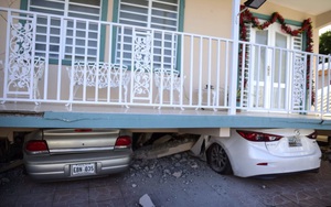 24h qua ảnh: Ô tô nằm bẹp dưới ngôi nhà bị sập