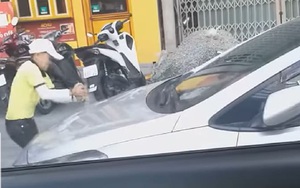 Nữ nhân viên điều hành hãng taxi Tiên Sa đập phá xe của tài xế Grab