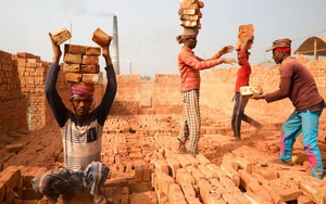 24h qua ảnh: Công nhân làm việc trong nhà máy gạch ở Bangladesh