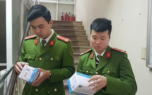 Hà Nội: Phát hiện nam thanh niên ôm 90.000 cái khẩu trang, bán cao gấp 8 lần