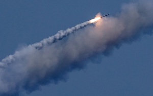 Hàng loạt tên lửa phóng đi từ Địa Trung Hải tấn công Syria: Thế lực nào thực sự đứng sau?
